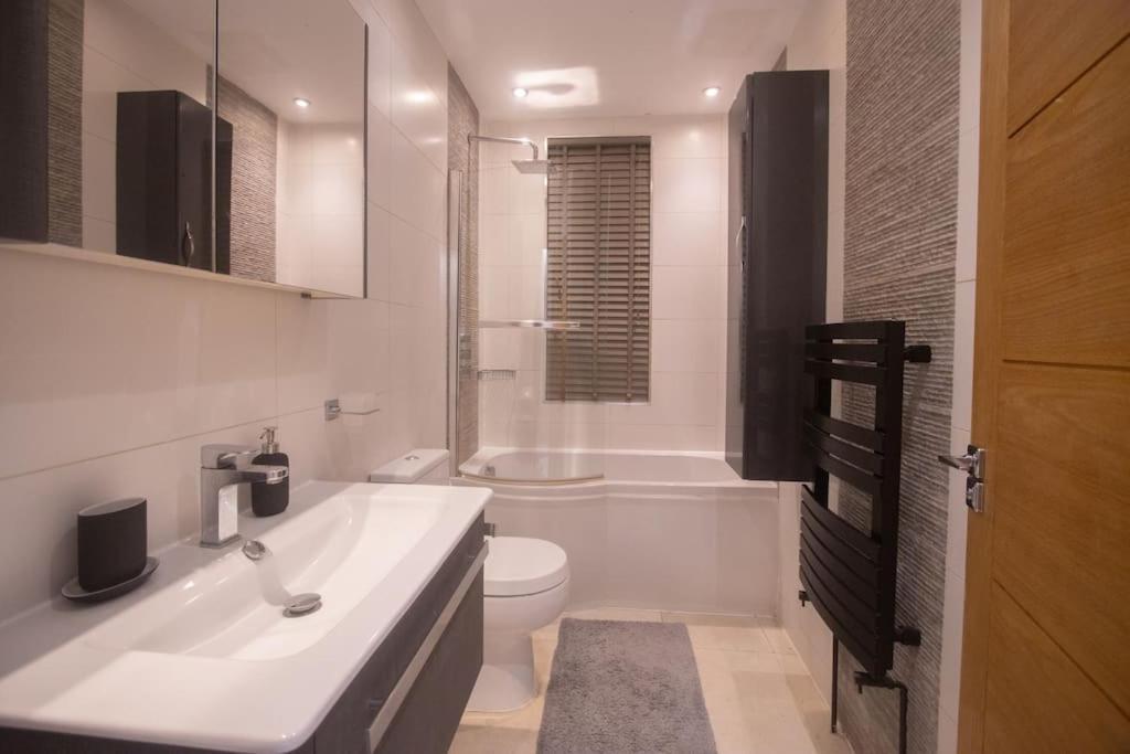 Oikoshomes Three Bedroom Flat In Londra Esterno foto